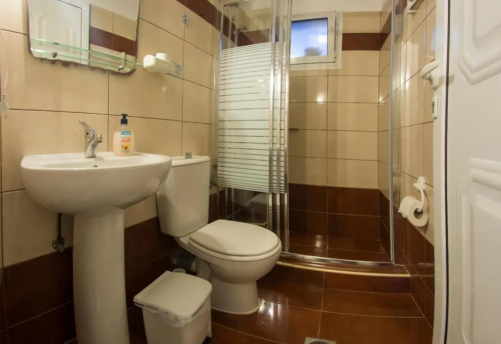 Tsitsirikos Studios Торони 0*,
